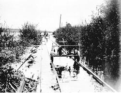 Hamar, Åkersvika, mjøsflom 1895 ved Disen, dresin i jernbane