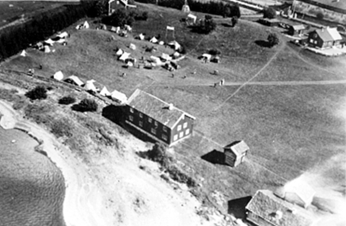 Hamar, flyfoto, Hedmarksmuseet og Domkirkeodden, folkemuseum, K. N. A. Camingutstilling med telt, Løtenbygningen, gamle kafeteribygget,