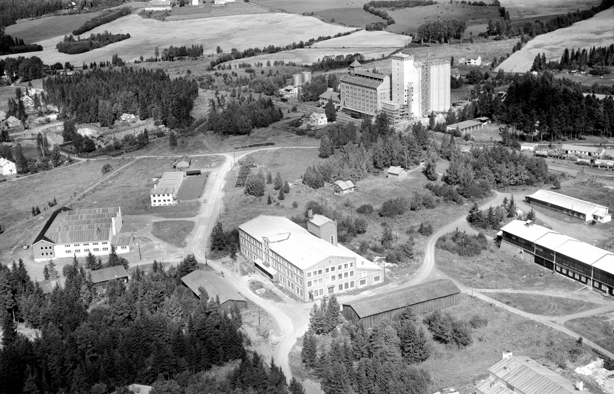 Hamar, Flyfoto, Martodden, fra venste K. A. Rasmussen oppført 1950, Ma-Tro-Fa oppført 1949 senere Thune Maskiner, Birkebeinervegen 21 Stålverket bygd i 1918-19 Thynes Møbelfabrikk fra 1949 senere bruk Herman Mehrens: Merit konfeksjon i 1956, bak: Statens Kornsilo, til høyre Hamar Sagbladfabrikk,