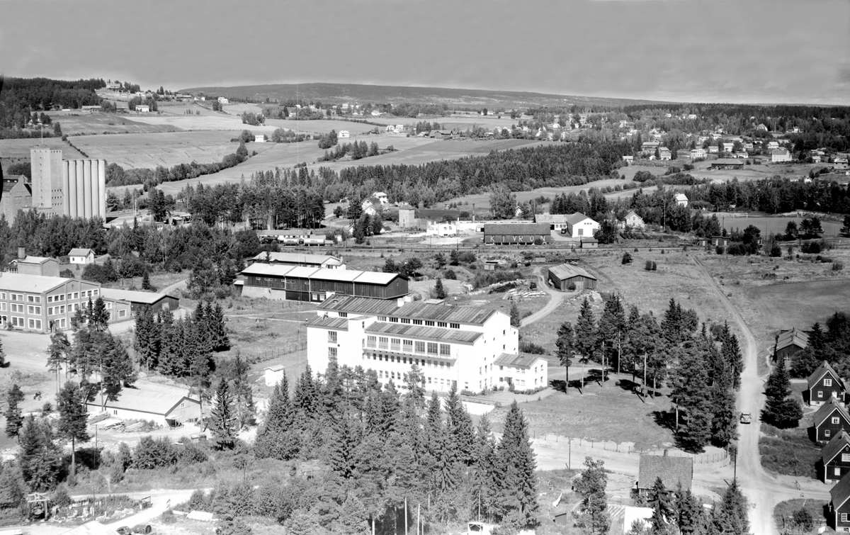 Hamar, Flyfoto, Martodden, fra venste Birkebeinervegen 21 Stålverket bygd i 1918-19 Thynes Møbelfabrikk fra 1949 senere bruk Herman Mehrens: Merit konfeksjon i 1956, bak: Statens Kornsilo, til høyre bak Stålverket, Hamar Sagbladfabrikk, foran til høyre Statens Skogfrøverk, bak jernbanelinja til høyre Kivron fabrikken, i høyre bildekant ferdighus fra Nordviken Bruk i Kvitbekkgata,