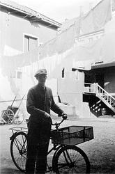 Hamar, Strandgata 15, visergutt med viserguttsykkel i bakgår