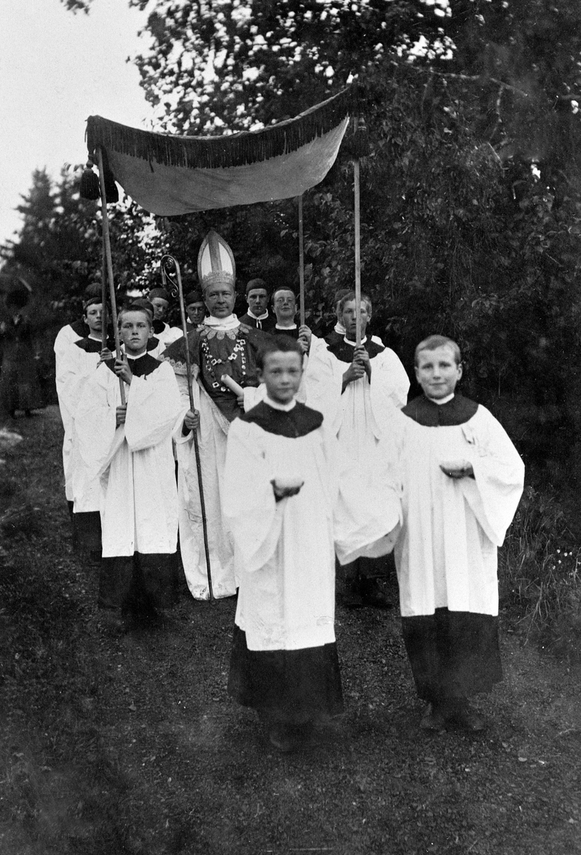 Historisk opptog 24 - 25 juni  1911, katolsk prosesjon, biskop Mogens spilt av redaktør Johannes Martens.

11 GUTTER, PROSESJON MED PREST, DOMKIRKESTEVNE, DOMKIRKERUINEN. Formålet var innkjøp av Domkirkeodden til museumsområdeDOMKIRKESTEVNET 24 OG 25 JUNI 1911