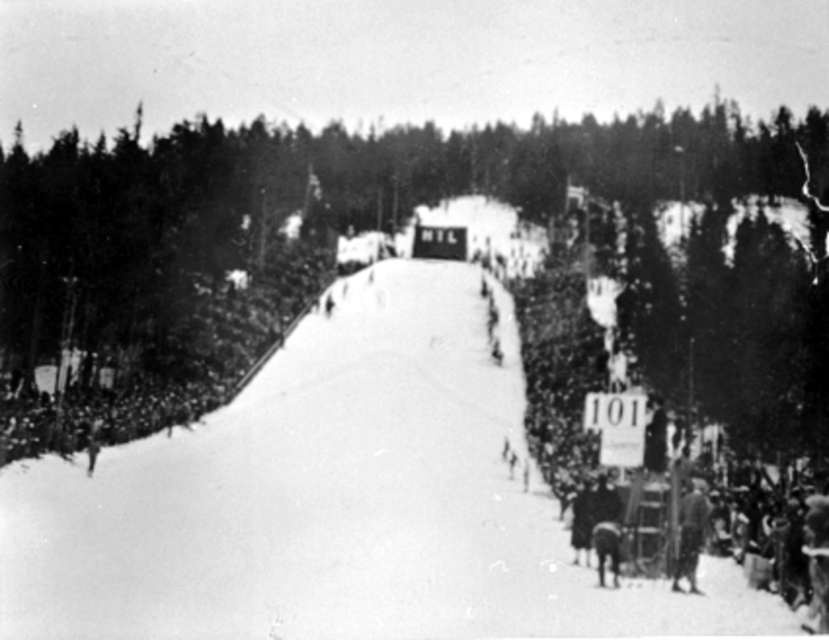 Ringsaker, Furnes, Jessnes, Furuberget, skihopprenn i Furubergbakken, Hovedlandsrennet 1931, 7000 tilskuere, kong Haakon og kronprins Olav æresgjester, Norgesmester i eldste klasse i hoppbakken ble Hans Florhaug og Carl Haave på andre plass, Kåre Walberg vant den yngste klassen og Kåre Busterud ble nummer 2 i kombinert klasse A og fikk damenes pokal, kongepokalen gikk til Ole Stenen fra Øyer,