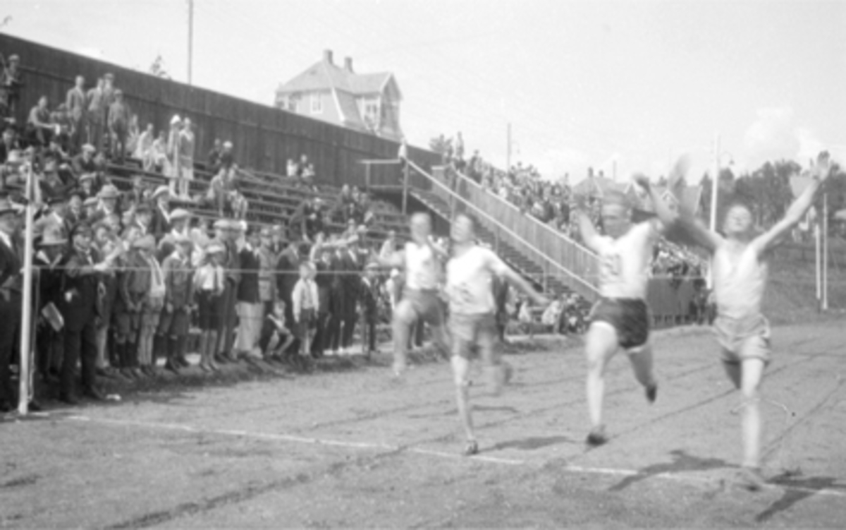 FRIIDRETT, 4 LØPERE, MÅLSNOR, HAMAR STADION, TILSKUERE