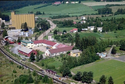 Hamar, flyfoto, Martodden, Kivron fabrikken, Shell bensinlager, Statens Kornsilo på Storhamar ble tatt i bruk i 1919, Furuberget gård, jernbanespor,