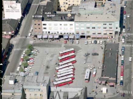 Hamar, flyfoto, sentrum, Østre Torg, bussterminal med Hamar og Omland bilruters busser HOB, busstaket, Posthusgården, M. Steen gården, Torggata, parkeringsplass,