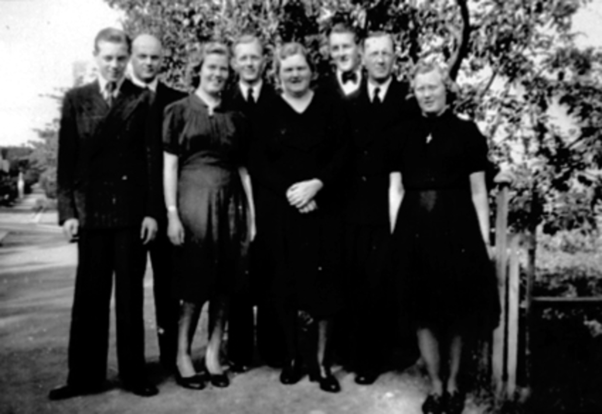 Korslundgården,Torggata 104, Hamar .Fra v: Arne Solheim, Erling Solheim, Ruth Solheim, Kolbjørn Solheim, Klara Solheim, Marie Solheim, Martin Solheim, Inger Johanne Solheim.