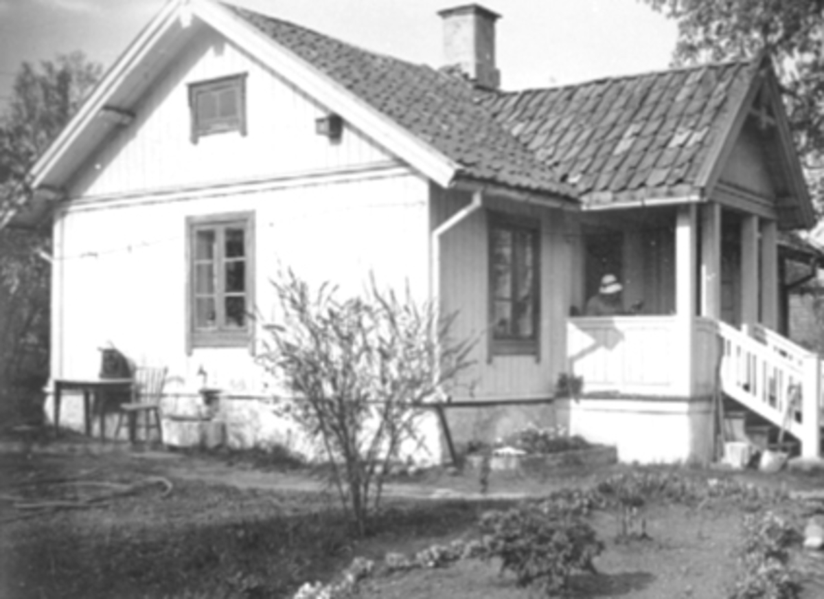 Hamar, Rollsløkka, Vestad, Platous gate 21, husmannplass unna Børstad gård. Inga Nord sitter på verandaen.