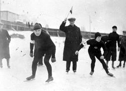 Hamar stadion, Peter Sinnerud med 2 skøyteløpere på startstr