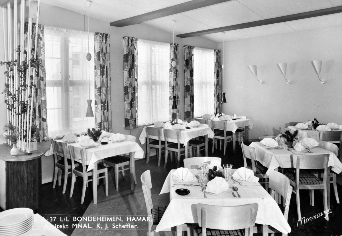 Postkort, Hamar, Vangsvegen 33, interiør spisesalen til L/L Bondeheimen Hotell og kaffistove, etablert på Hamar i 1921, innredning etter tegninger av arkitekt K.J. Scheffler,

