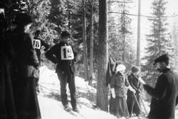 Postkort, ukjent skirenn; hopprenn, skihopper med startnumme