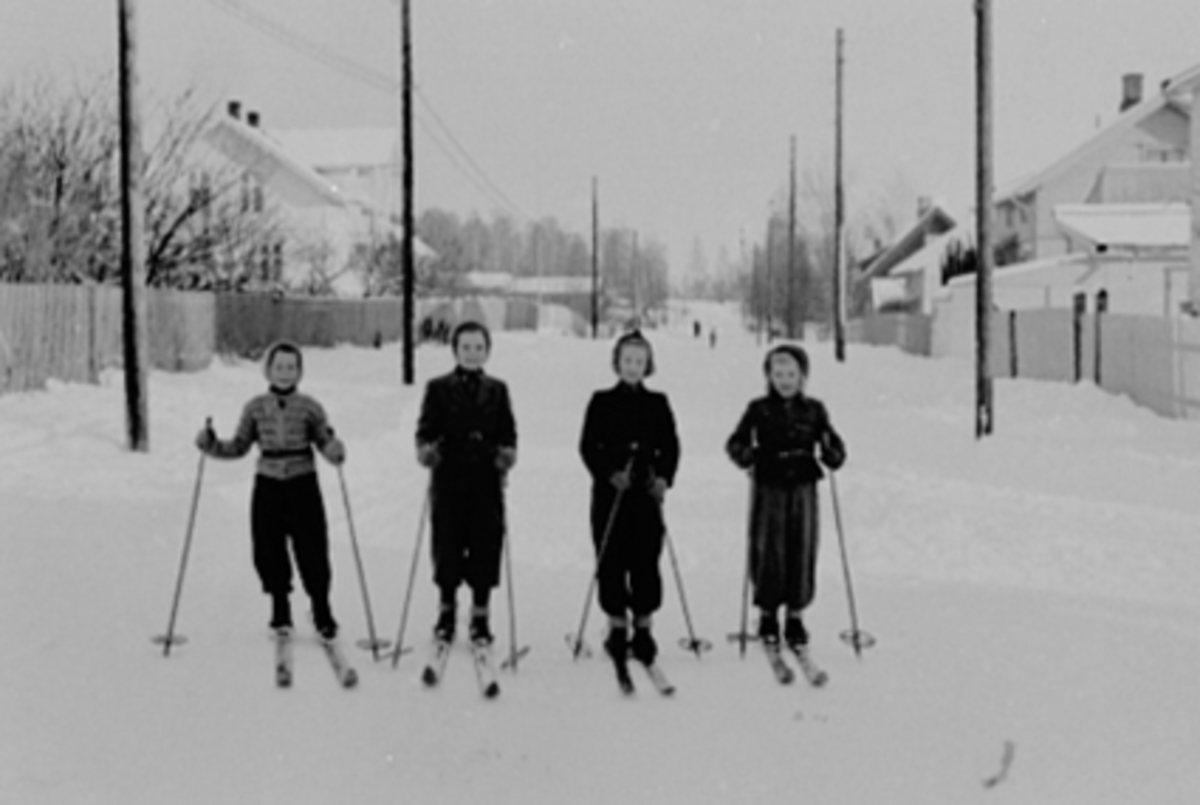 4 PIKER PÅ SKI I HOLSETGATA, BARNELEK, FRA VENSTRE: INGER, AUD, KARI OG RANDI