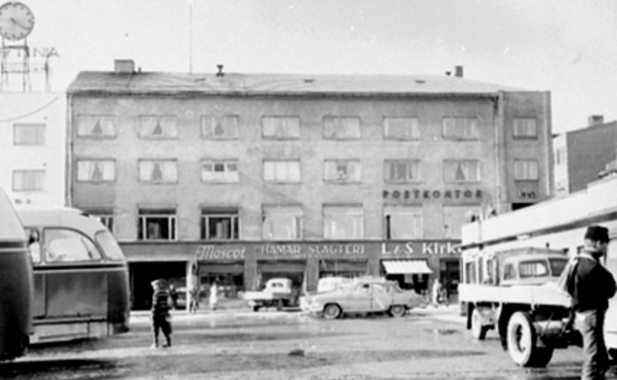 Hamar, Østre Torg, Posthusgården i Grønnegata 52, Mascot parfymeri, Hamar Slakteri og L & S Kirkebys forretning,