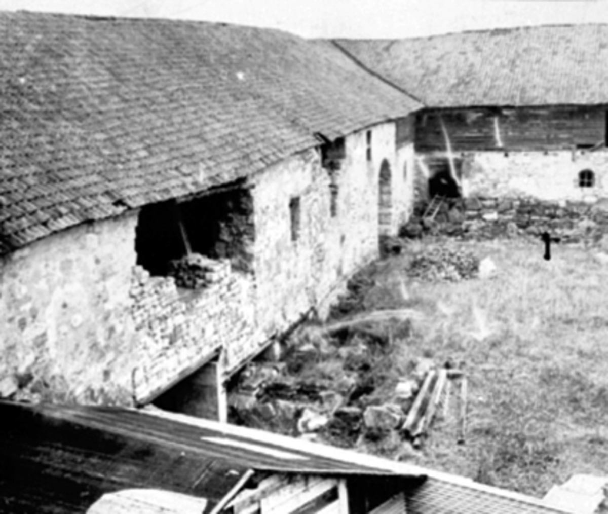 EKSTERIØR STORHAMARLÅVEN FØR RESTAURERING, BISPEBORGEN, HEDMARKSMUSEET OG DOMKIRKEODDEN