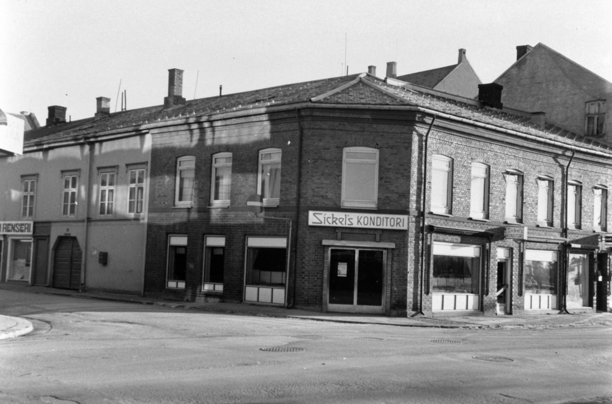 Hamar, Strandgata 15, Sickel's Konditori, Baker og kafeteria, konditor Hans Sickel og Solveig Syverud Sickel tok over bakeriet etter bakermester O. Johannessen (bakermester Johs. Johannessen) 21. juli 1958,