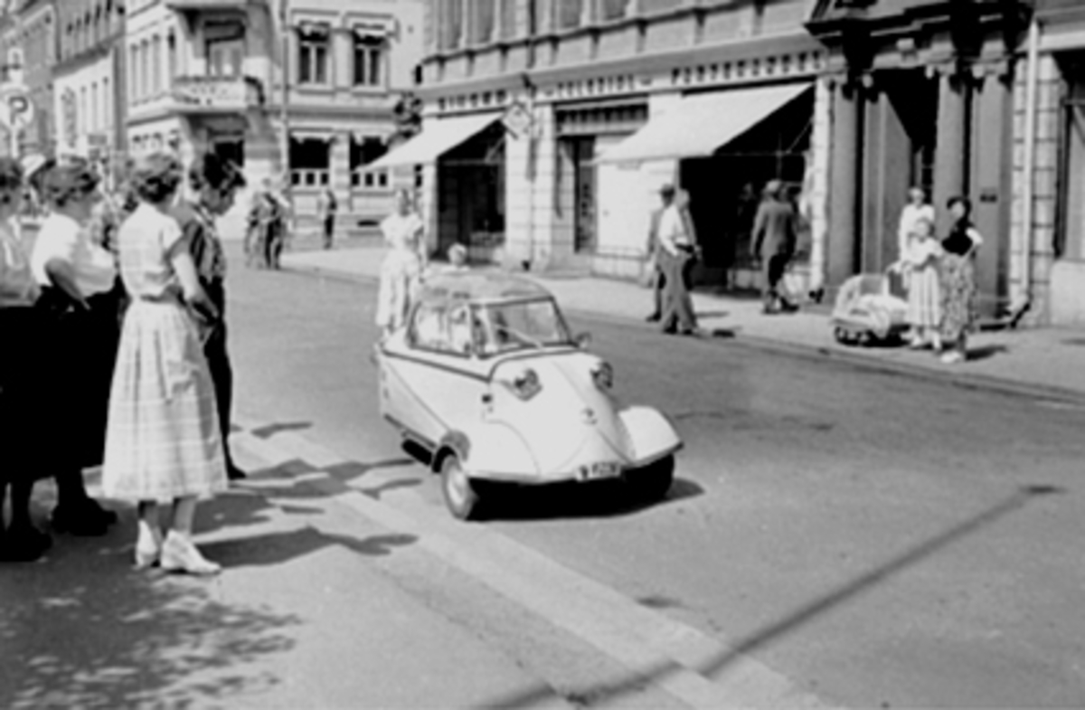 TREHJULS BENSINDREVEN BIL: MESSERSCHMITT, B-11226, TORGGATA