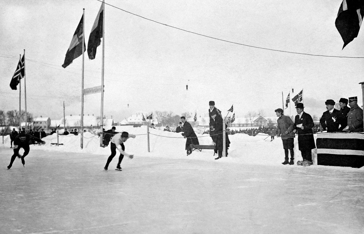 Hamar, Mjøsisen, Veslemjøsa, Europamesterskap på skøyter 1911, EM 1911, europamester russeren Nikolaj Vasiljevitsj Strunnikov vinner 500 meter på 46,1og østerikeren Thomas Bohrer ble nr 3 med tiden 47,1, Bohrer ble nummer 2 sammenlagt, svenske Otto Andersson nr 3 og Martin Sætherhaug nr 4, 
