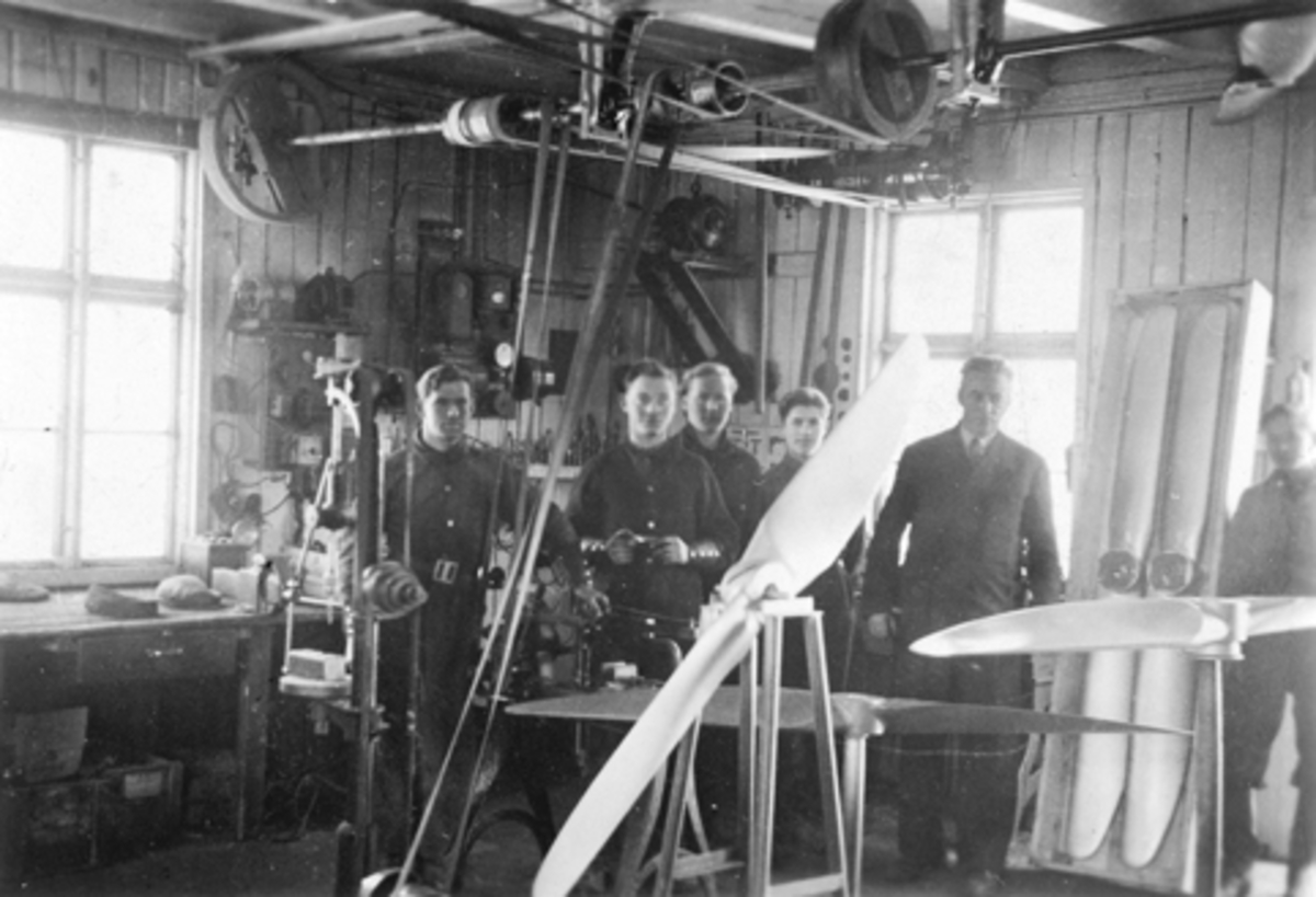 Hamar, Lindbergbakken 3, interiør i verkstedet til ingeniør Sverre Hagen, gruppe arbeidere produserer propeller,
