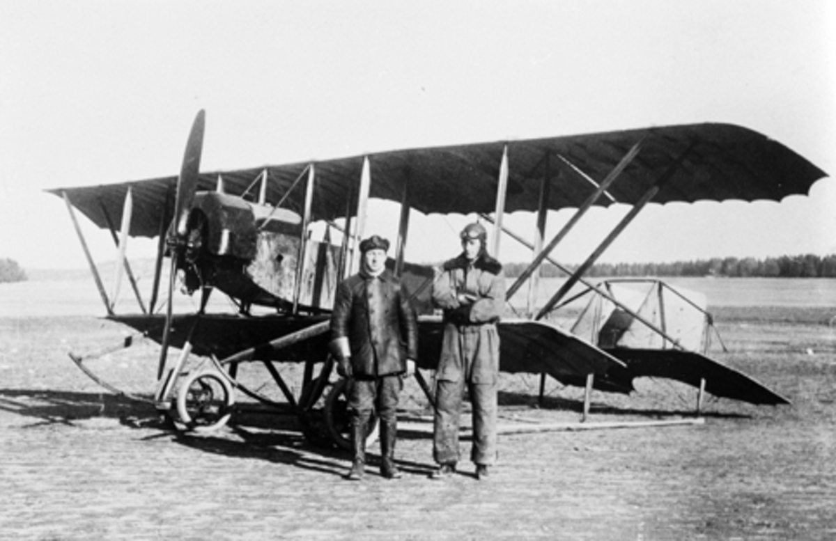 Hamars første fly, et fransk fly Coudron 6-3, 70 Hk. med Renault motor, foran flyet fra venstre. Birger Dalby og eier av flyet ingeniør Sverre Hagen. Det var med dette flyet Hagen fikk motorstopp i 500 meters høyde og måtte nødlande, flyet ble fulllstendig knust men med Hagen gikk det bra. Turen skulle gå fra Åkersvika til en privat hangar i Furnes november 1921.
Flyet hadde han kjøpt av ingeniør Bjarne Nielsen på Gardermoen,