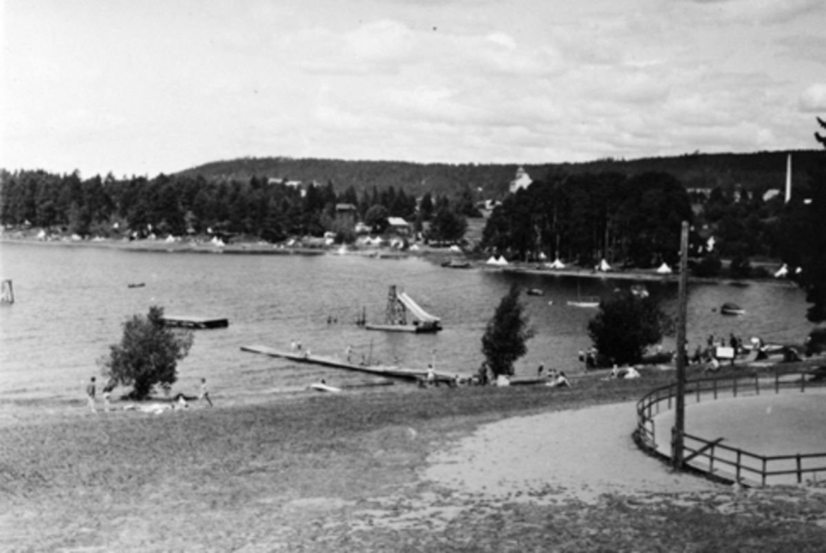 HEDMARKSMUSEET, DOMKIRKEODDEN, ROSENLUNDVIKA. BADELIV, STUPETÅRN, FLYTEBRYGGE, RUTSJEBANE, DANSEGULV, CAMPINGPLASS, TELT, CA. 1951-1952