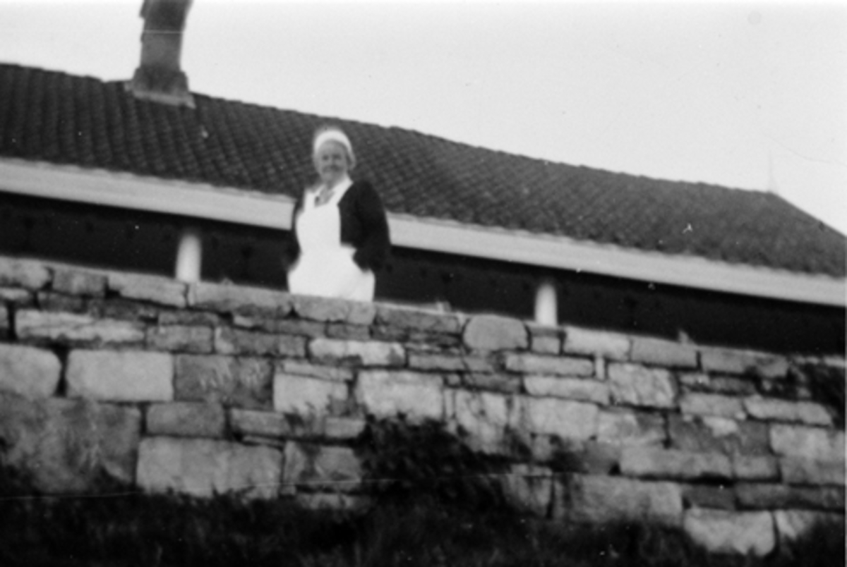 HEDMARKSMUSEET, DOMKIRKEODDEN, ELINE MOEN, F. JOHANNESSEN UTENFOR DEN GAMLE KAFEEN PÅ SLUTTEN AV 1950-ÅRENE?