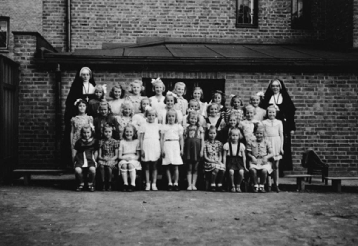 Hamar, St. Torfinns kirke, katolske barnehagen med to nonner,