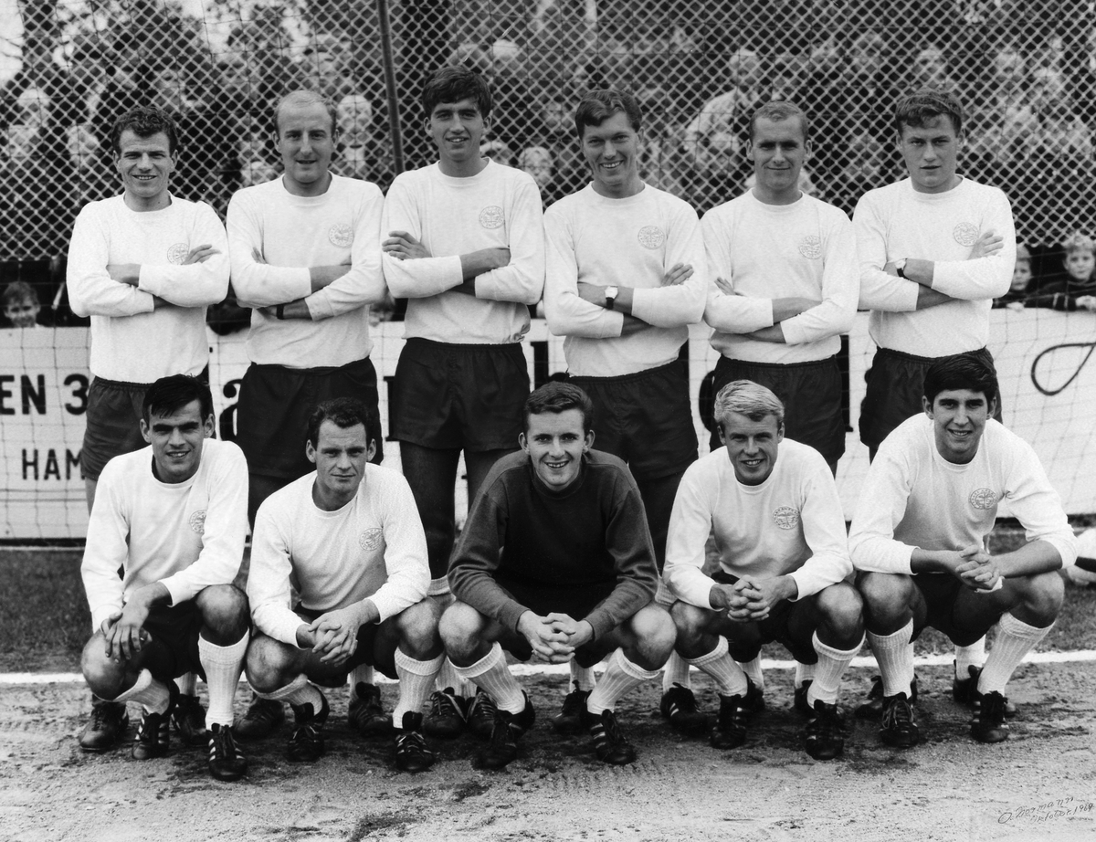 Hamar, Briskeby gressbane, Hamarkameratene, HamKam. Fotball. Lagbilde, dette laget rykket opp i eliteserien 1969, Foran fra venstre: Erik Skattum, Bjørn Hansen, Hans Glorvigen, Kjell Haakonsen, Kai Nyland. Bak fra venstre: Edgar Malman, Finn Thorsen, Trond Ellefsen, Leif Hagelund, Knut Amundsen og Helge Grønlien.