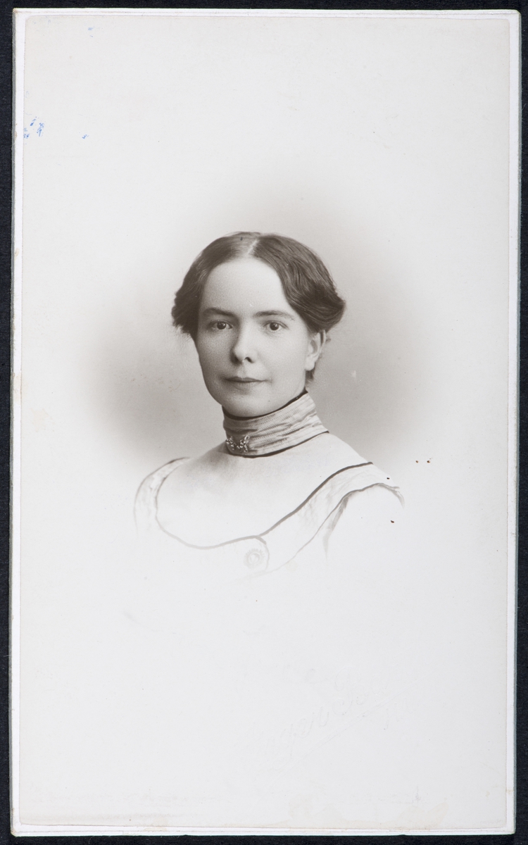 Sigrid Jenssen, kvinneportrett, visittkort. Lærerinne i Hamar. 