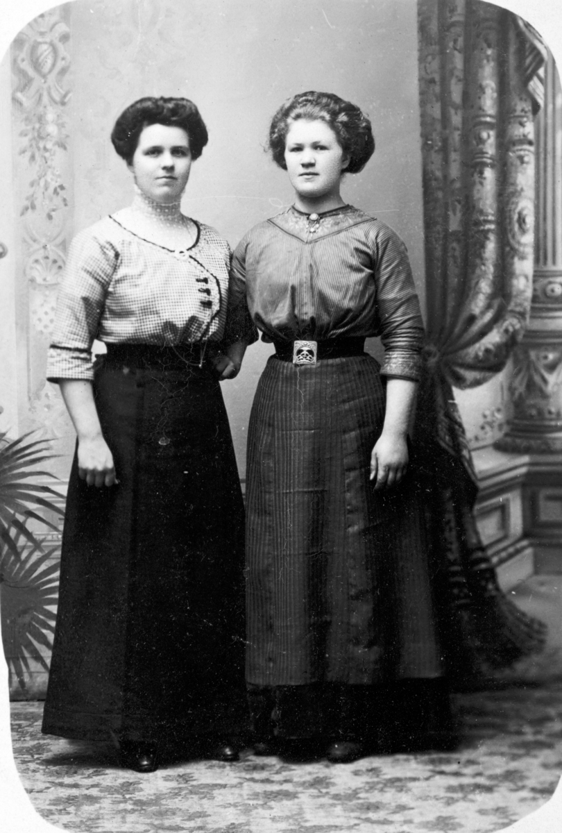 Til høyere Martha Karoline Olsen Bakken. Født 03. 12. 1893. Damen til venstre er ukjent. 