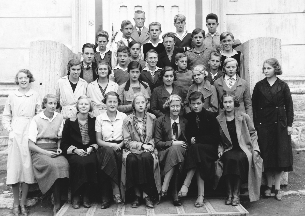 Hamar katedralskole, Middelskolen 1932-1935. 
1 rekke f. v. Elsa Isefjær, Ågot Eriksen, Gerd Amundsen, Jonette Rustad, Bjørg Rypdal, Elsa Jevanord, Tordis Mohn, Bjørg Dørum, Anne Margrete Kjeldsberg. 2. rekke f. v. Gerd Myhr, Edith Sandberg, Sigrun Røhne, Brynhild Andreassen, Dagny Nordby, Edrun? Stokke. 3. rekke f. v. Rolf Jensen, Arne Kristiansen, Halvor Hagen, Tor Kløvstad, Magne Hval, Bjørn Grundseth. 4 rekke(hodene som står innimellom) Øystein Ellefsen, Sven Erik Lundby, Brede Helgestad. 5. rekke f. v. Gustav Heiberg, Lærer Lærer Alex Lyche, Einar Martinsen, Karl Gabriel Kristoffersen, Gunder Gundersen, i bakerste rekke mangler noen navn)