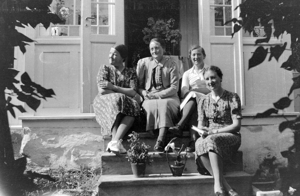 Furnesvegen 140, B. Stensrud kolonial, Solvang, Vang H. Gruppe voksne damer, Fra v: Olaug, Inga, Inger, Asbjørg Stensrud. 
