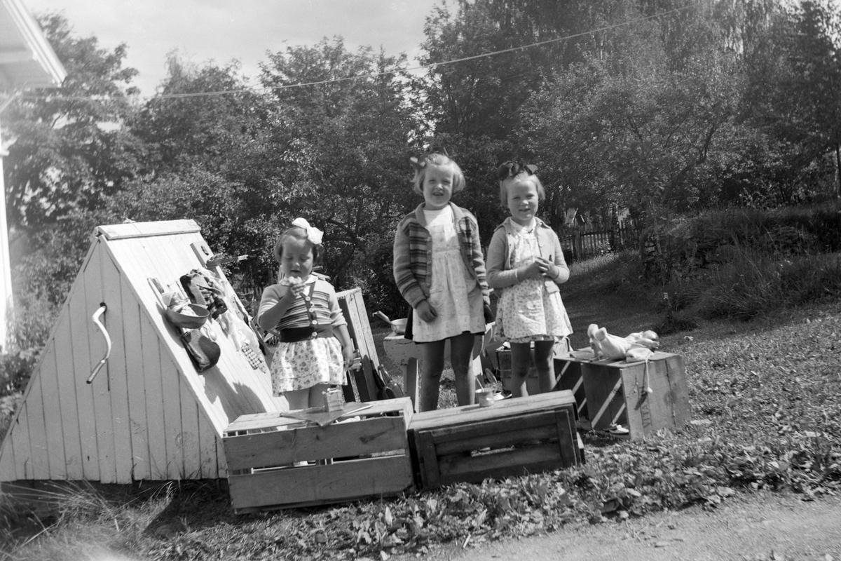Furnesvegen 140, Solvang, Vang H. Barn leker butikk ute i hagen til Solvang kolonial, barnelek, ukjente, Brønnhus. Fra v. Vilde Kari Mordal f. 1952, Nathalie Stensrud, ukjent. 