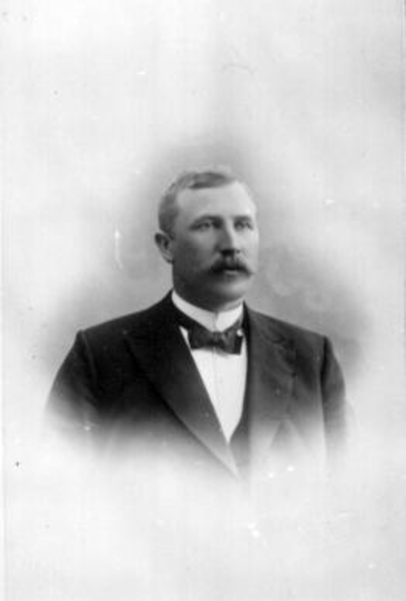 Portrett av Nils Thorvald Stabo Eeg (1868-1936), Eik, Helgøya.