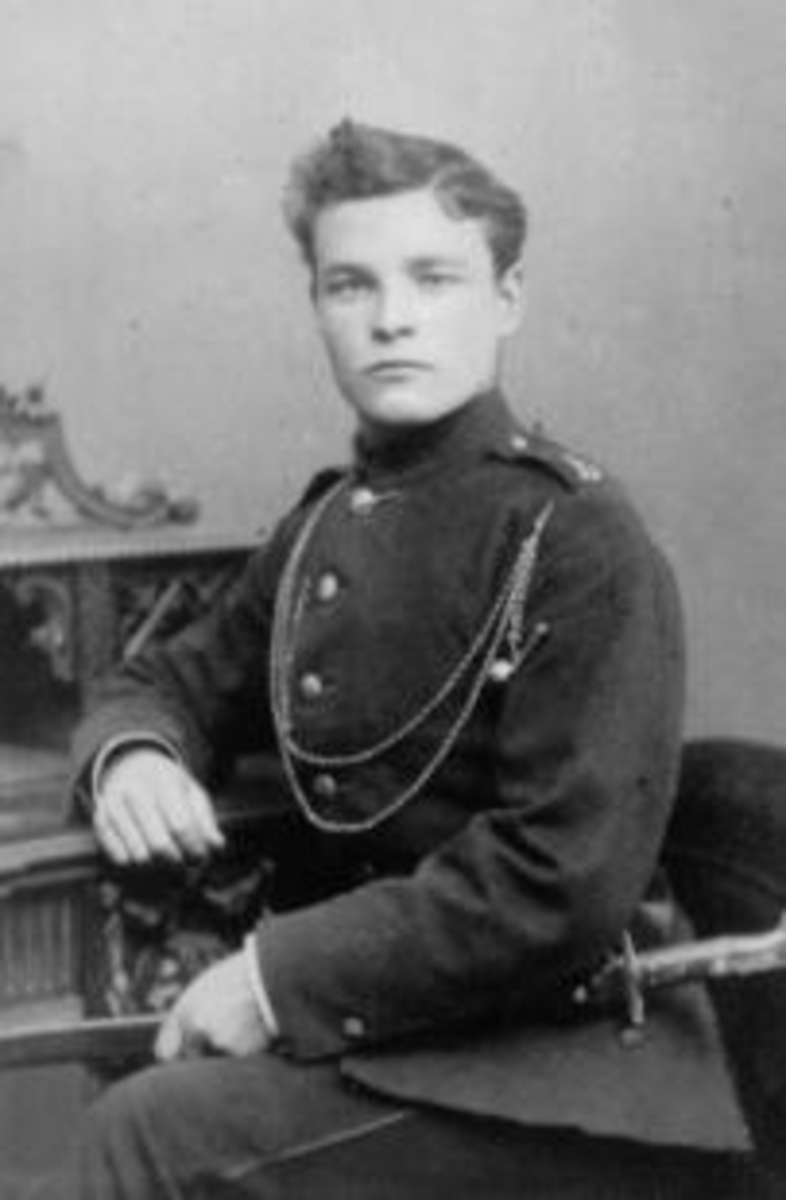 Nils Olsen Linnerud f.1866 i militæruniform. Linnerud/Talodden, Helgøya.