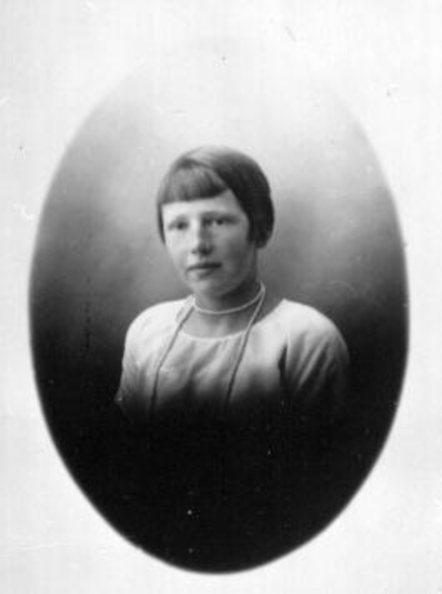 Portrett av Odlaug Lykseth, datter av Karl og Anne Lykseth, Furnes, Ringsaker.