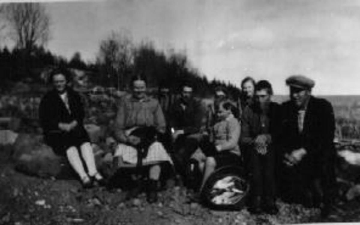 Voksne og barn på stranda på fisketur. Fiskekorg.