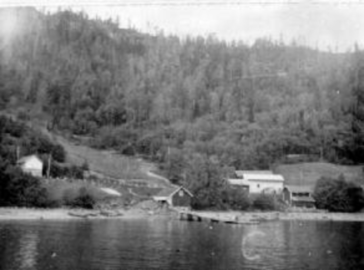 Biri dampskibsbrygge, Biri stoppested. Eriksrud (utskilt fra gården Undset), sør for Kremmerodden i Biri, ca 2 km nord for Mjøsbrua.