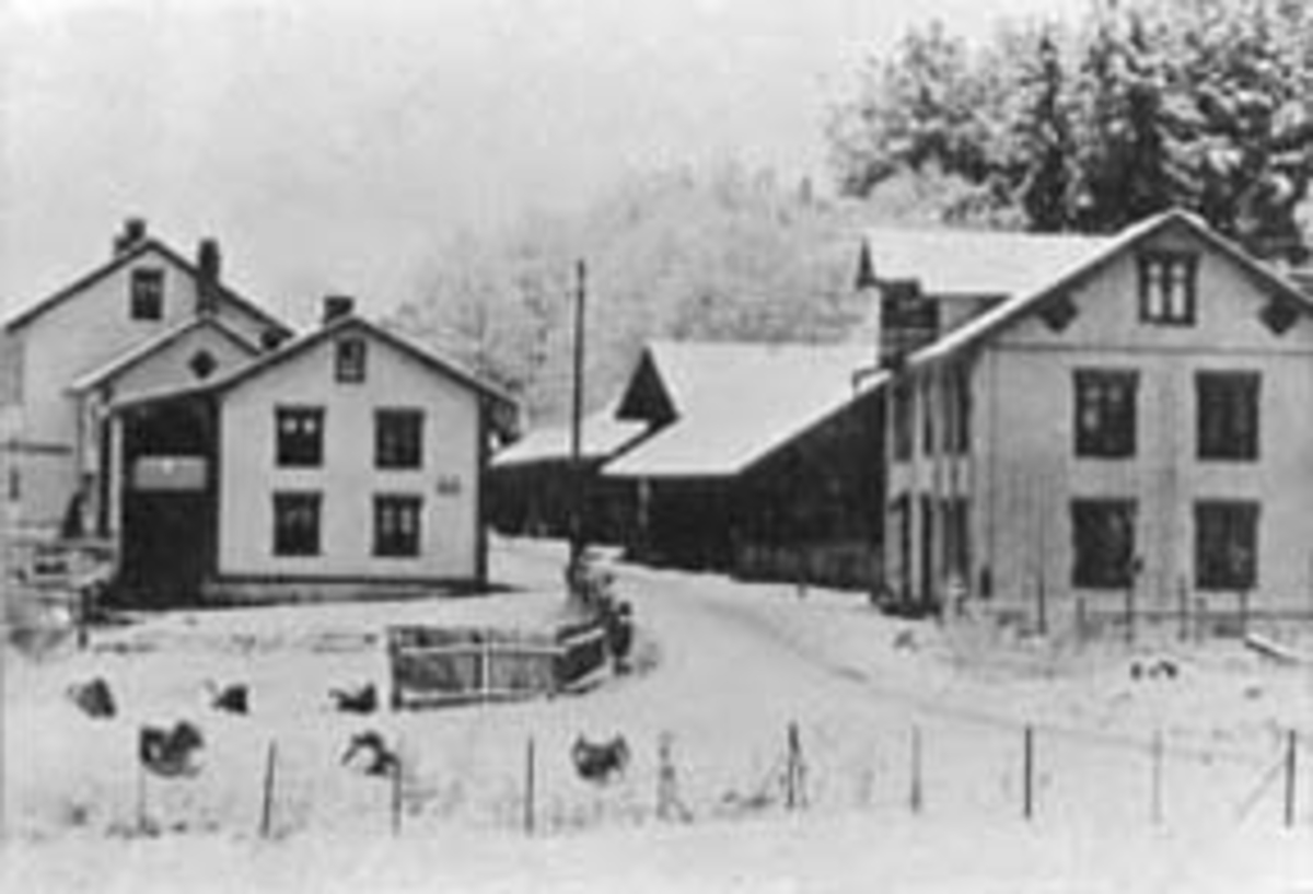 Gamlegata i Brumunddal. Vinter. Til venstre er "Enger" som skomaker Nilsen satte opp i 1875. Til høyre er "Elvedal" satt opp av Garver Ulven i 1865, senere kalt "Privathotellet".