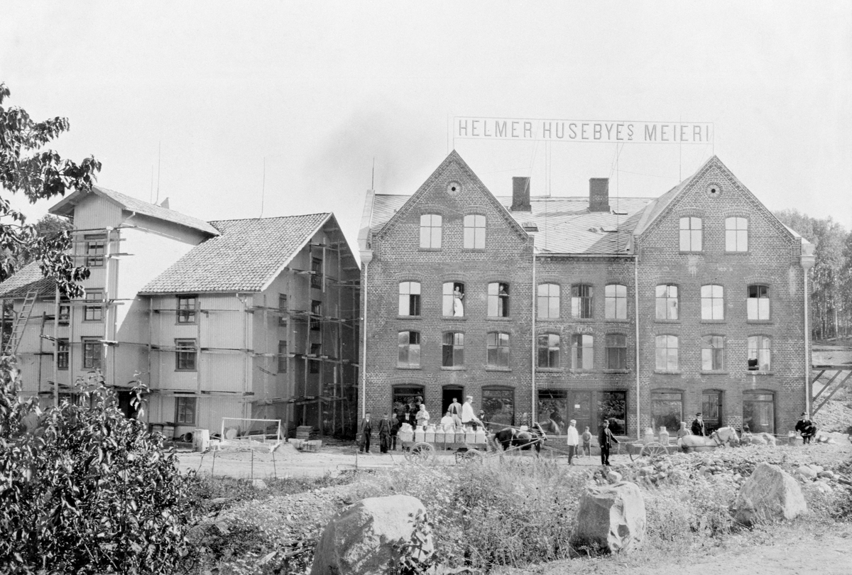 Helmer Husebyes meieri og Juliefoss mølle. Melkekjørere og hester, melkespann.  Brennerivegen, Brumunddal.