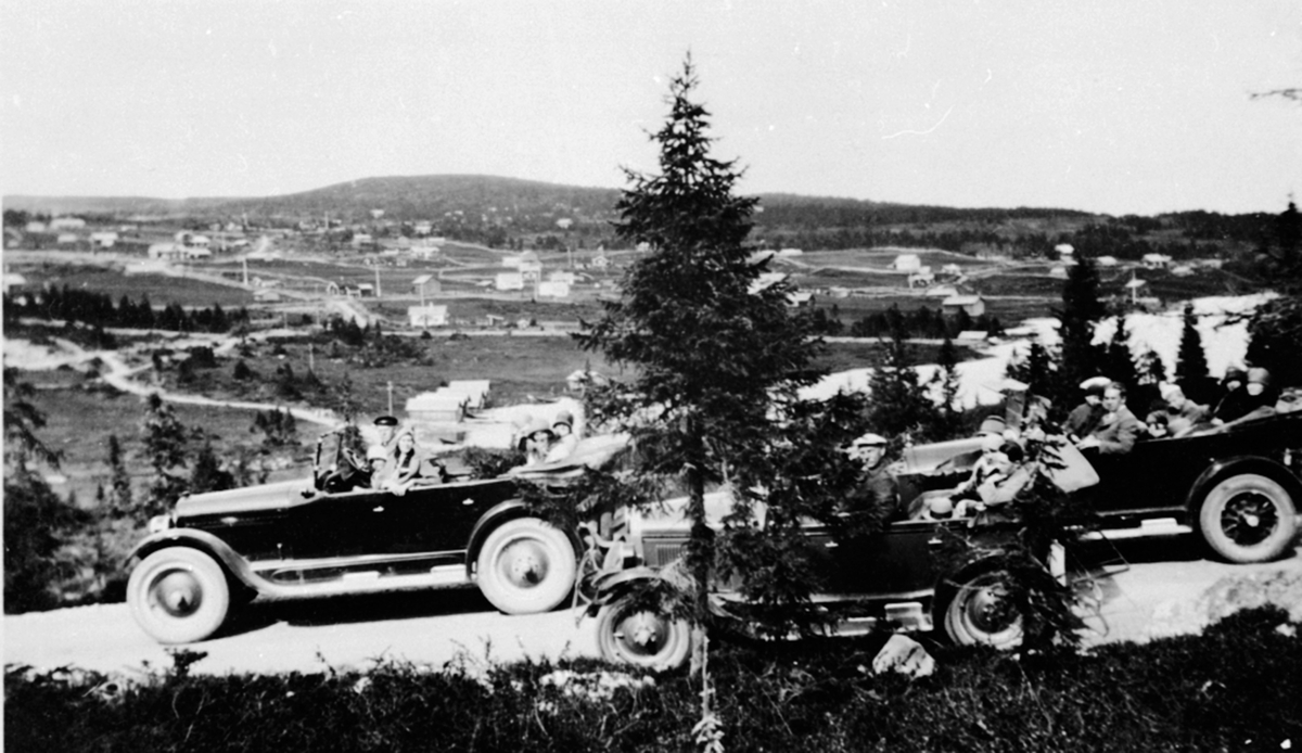 Tre åpne biler kjører turister på Sjusjøen, Ringsakerfjellet. Gudbrand Berg f.1882 kjører bil nummer to.