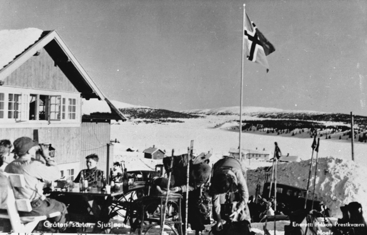 Postkort, Ringsaker, Ringsakfjellet, påskeferie, folk soler seg og drikker brus på Graaten seter, Sjusjøen.