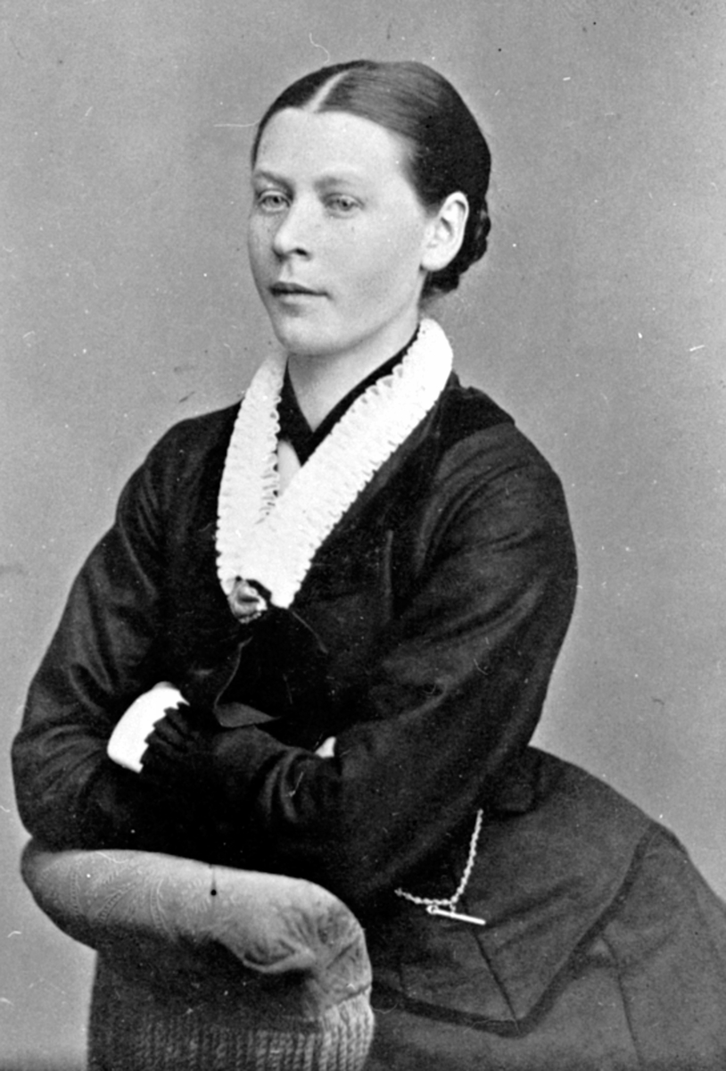 Portrett av Marte Strammerud, født 12.8.1856, Gålås store, Furnes.
