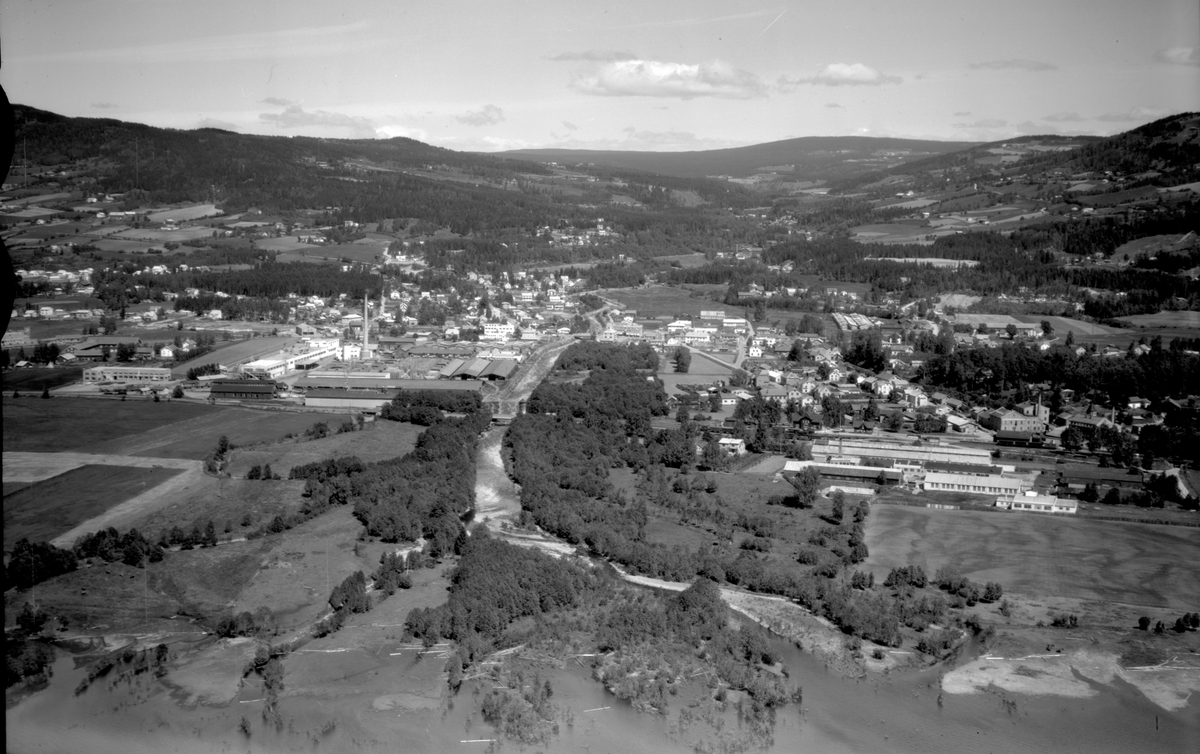 Flyfoto av Brumunddal, Berger Langmoen A/S, bebyggelse, utløpet av Brumunda..