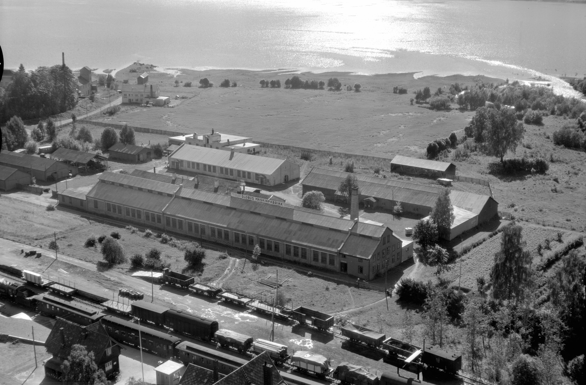 Flyfoto av Brumunddal stasjon, Globus Maskinfabrikk, Brumunddal.