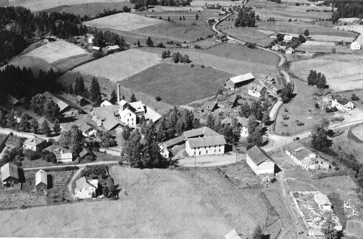 Flyfoto av Gaupen sentrum, brenneri, meieri.