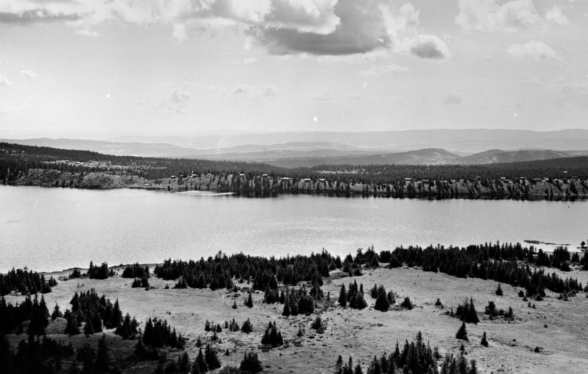 Flyfoto av Sjusjøen med utsikt over vannet.