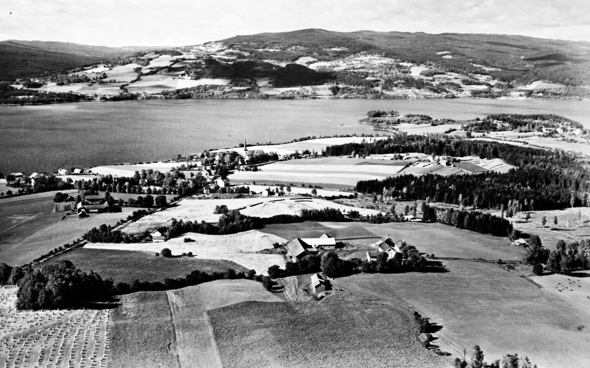 Flyfoto av landskap mot Mjøsa med Ringsaker kirke, Biri.