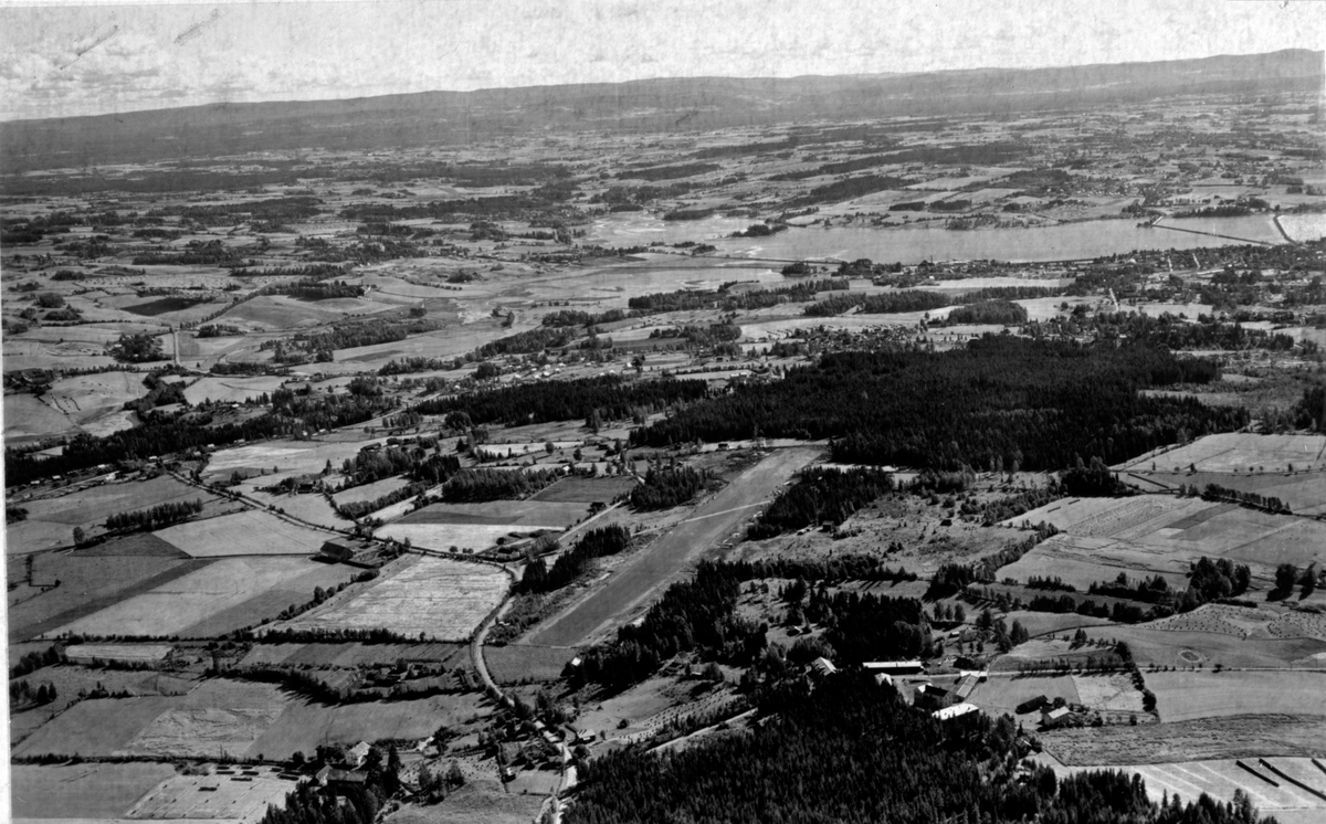 Flyfoto av landskap i Furnes, Hamar, Vang og Stange. Hamar flyplass, Stavsberg.