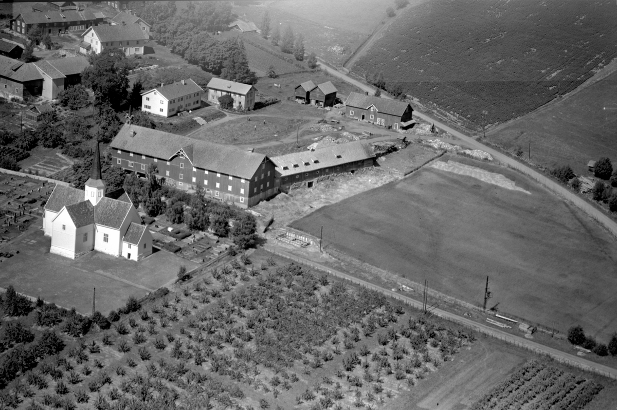 Flyfoto av Brøttum kirke, Ringsaker. Mæhlum søndre og nordre.