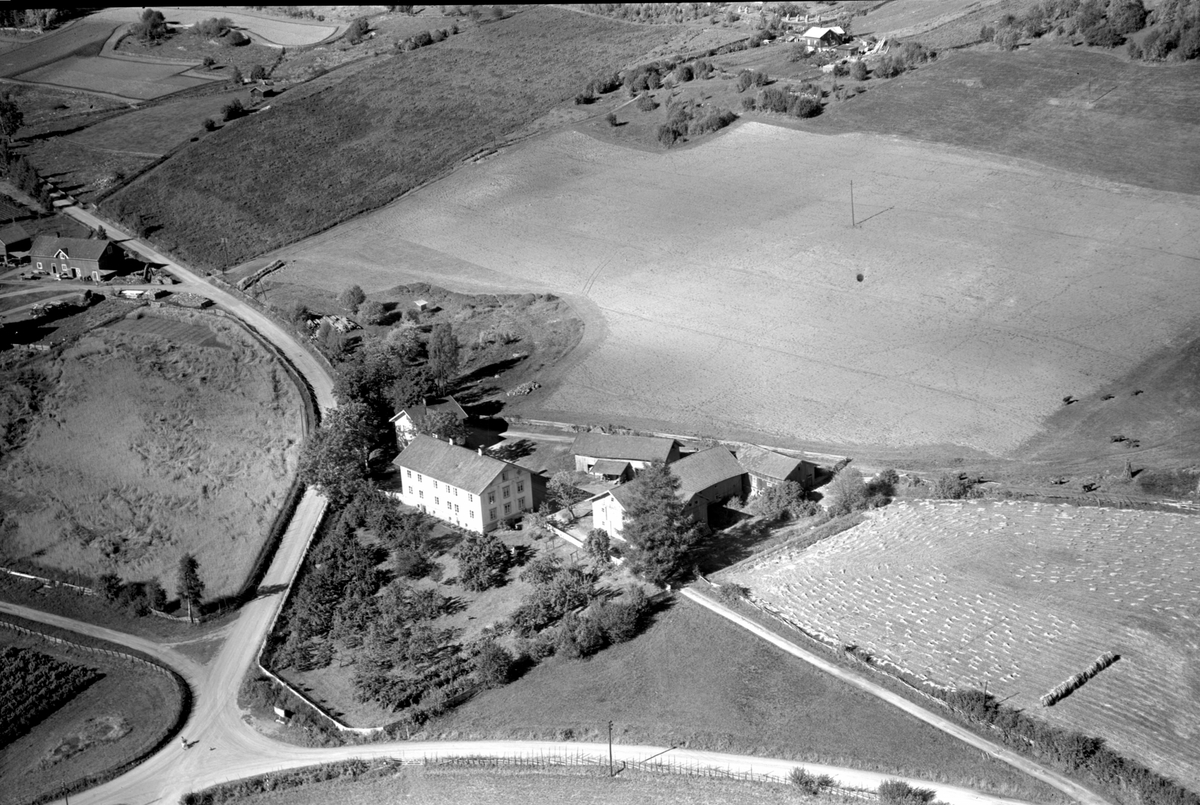 Flyfoto av Rogne gard, Brøttum, Ringsaker.